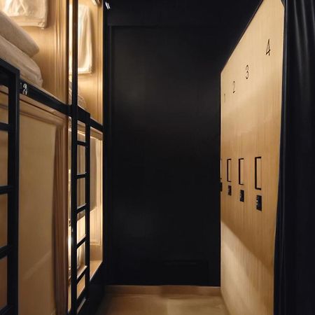Westay Capsule Hostel Дубай Екстериор снимка
