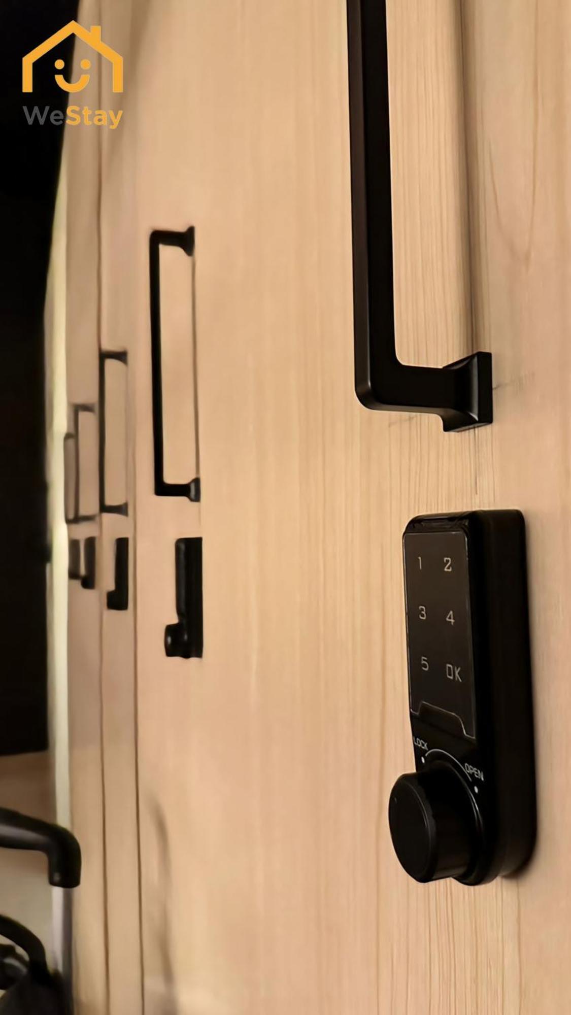Westay Capsule Hostel Дубай Екстериор снимка